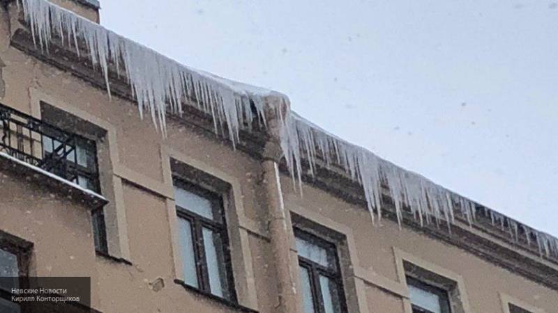 Глыба льда упала с крыши на мать с двумя детьми в Екатеринбурге