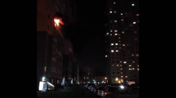 В Шушарах горит балкон, пламя передается на соседние