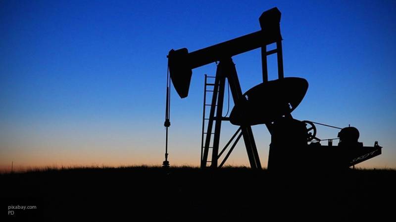 Экономист Бейкер рассказал, кому выгоден обвал цен на нефть