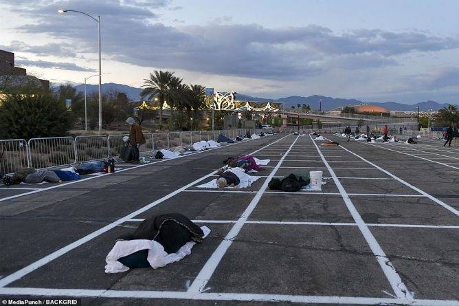 В Лас-Вегасе закрылся приют для бездомных. Теперь они спят на парковке — на расстоянии 1,8 м