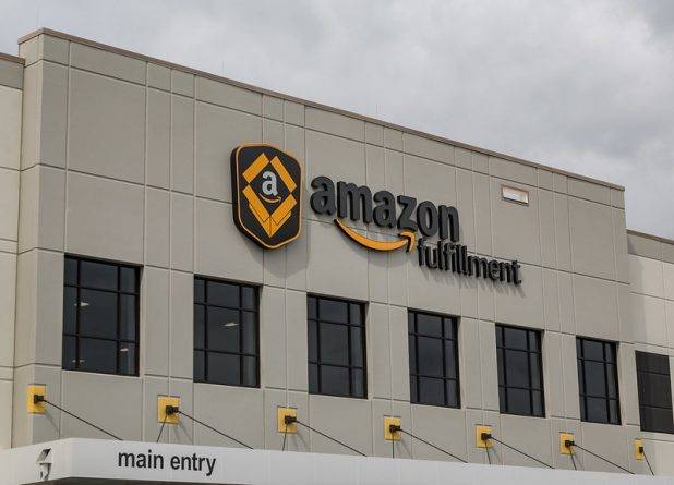 Компания Amazon уволила работника, который организовал забастовку, требуя большей защиты от коронавируса