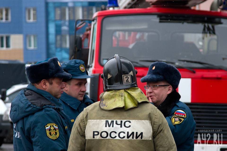Сотрудники МЧС спасли двух человек при пожаре в многоэтажке в Новокузнецке