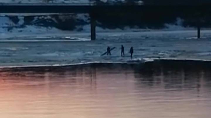 В Вологодской области полицейские спасли подростка с дрейфующей льдины