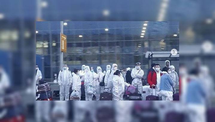 Сто китайцев в костюмах химзащиты напугали людей в аэропорту Владивостока
