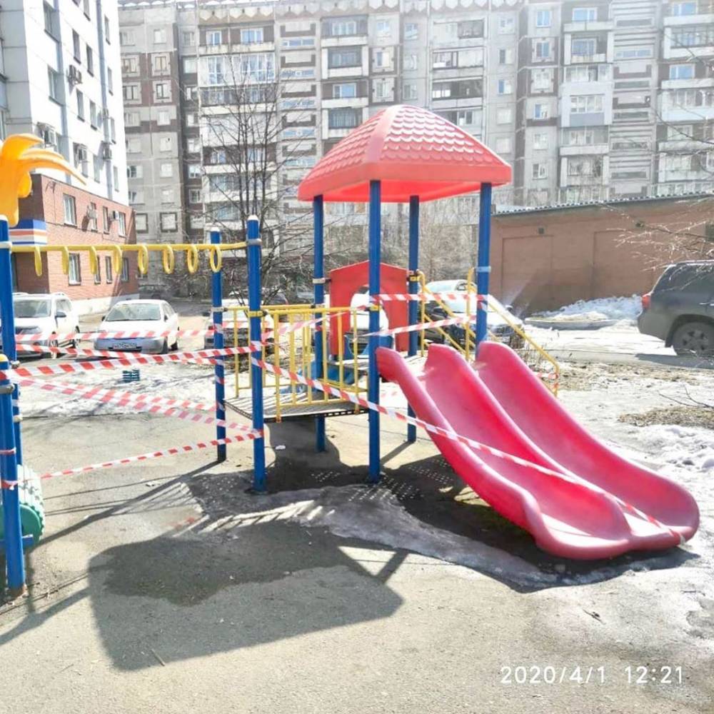 В Новокузнецке детские площадки огородили сигнальными лентами