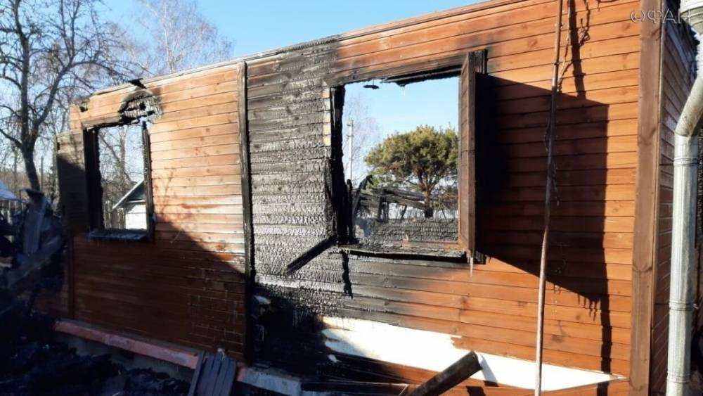 Три человека погибли при пожаре в частном доме в Тульской области