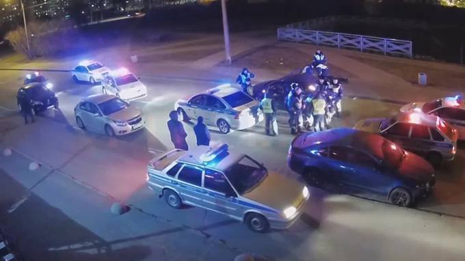 Видео: полицейские ногами и дубинками выбивали дверь лихача на Ольховой улице