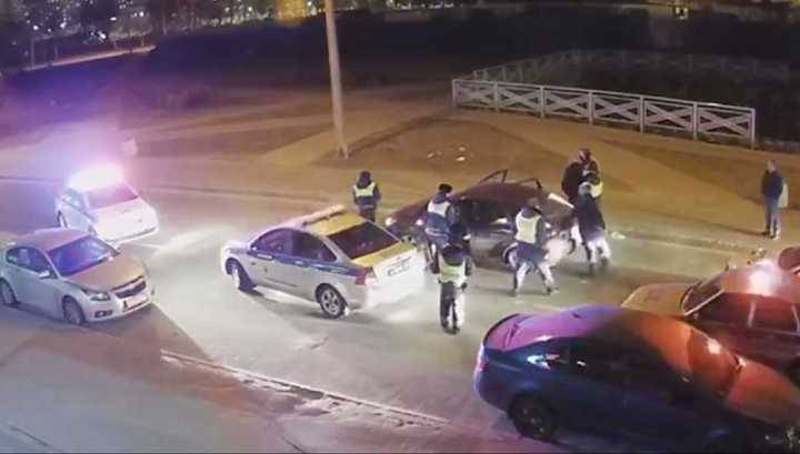 Питерский водитель использовал газ против штурмовавших его машину полицейских