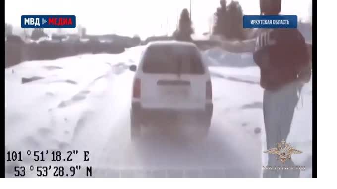 Видео: Иркутский полицейский бегом догнал автомобиль с нарушителем