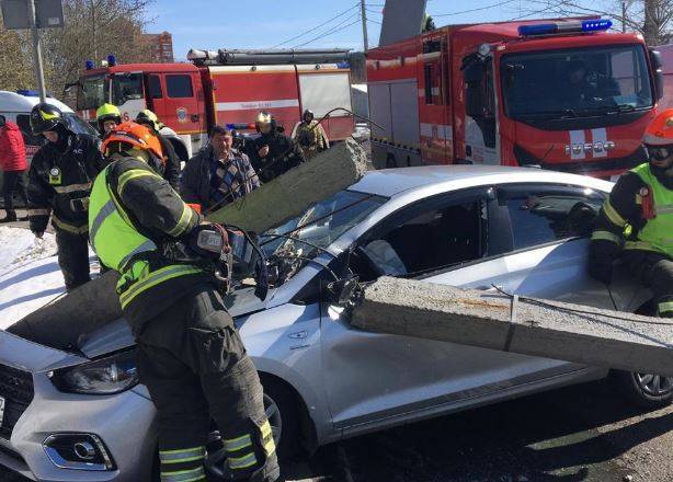 Водитель легкового автомобиля в Новой Москве врезался в столб