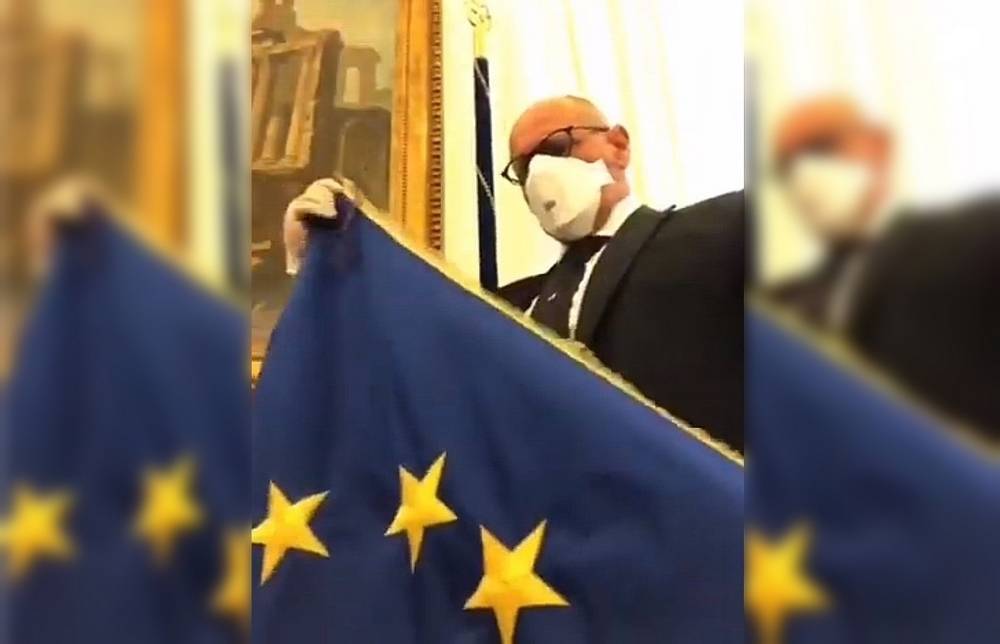 Итальянцы продолжают избавляться от флагов Евросоюза