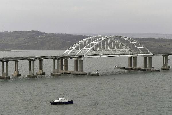 В Крыму введут карантин и поставят на мосту блокпост