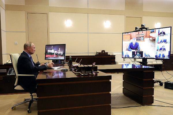 Путин впервые посовещается с министрами дистанционно