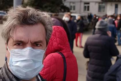 Жители российского города выстроились в очередь за пропусками на выход из дома