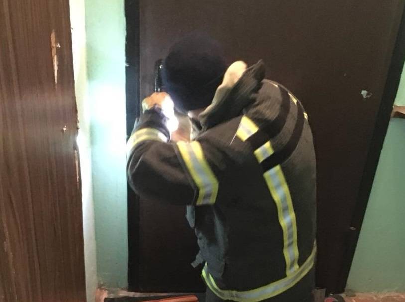 Спасатели вытащили ребенка из запетой квартиры на юге Москвы
