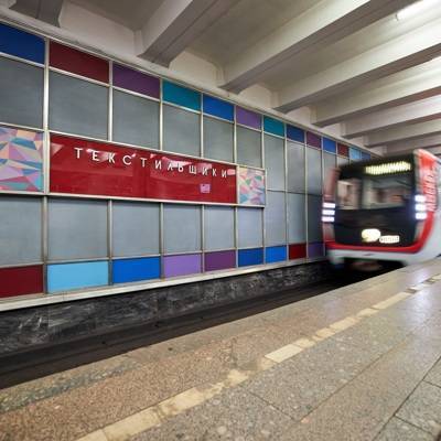 На платформах станций московского метро начали наклеивать разметку для социальной дистанции