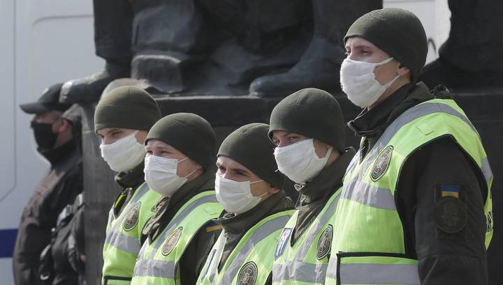 На Украине мужчину без маски оштрафовали на 500 долларов