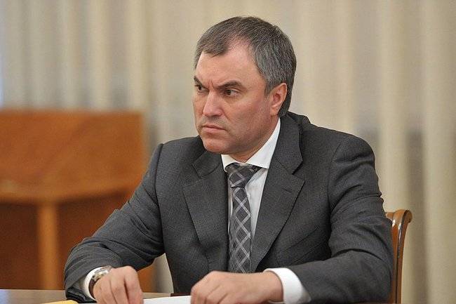 Вячеслав Володин раскритиковал депутатов за отсутствие масок, а сам при этом был без маски