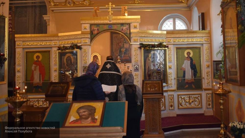 Священники пролетели на вертолете над Петербургом с молитвой против коронавируса