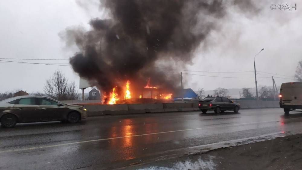 Автобус загорелся на Ленинградском шоссе в Москве