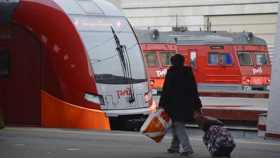 В Пскове раздали маски пассажирам "Ласточки" из Петербурга