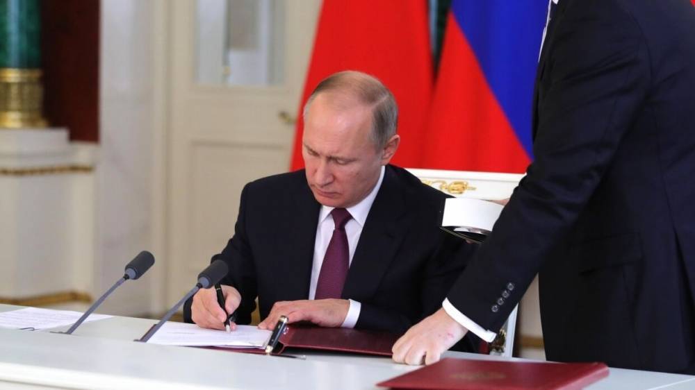 Путин подписал закон о праве правительства РФ вводить режим ЧС