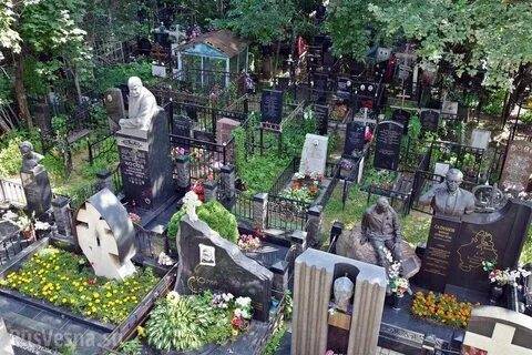 Собянин запретил москвичам навещать могилы на кладбищах