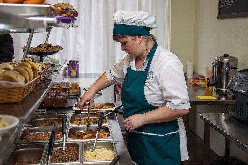 Гнилая картошка и две сосиски: как кормят детей в российских регионах