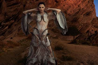 Популярная актриса попозировала в откровенном наряде в пустыне для Vogue