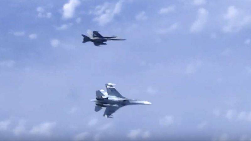 В районе Аляски перехвачены два российских военных самолета