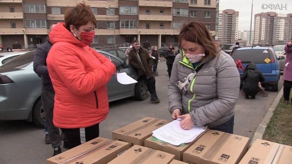 Волонтеры раздали продуктовые наборы жителям Невского района Петербурга.