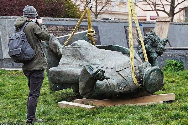 Чехия отказала Шойгу в передаче снесенного памятника Коневу
