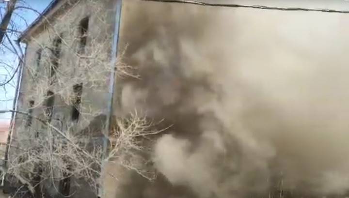 Еле успели выйти: двухэтажный дом в Хабаровске разваливается на глазах жильцов