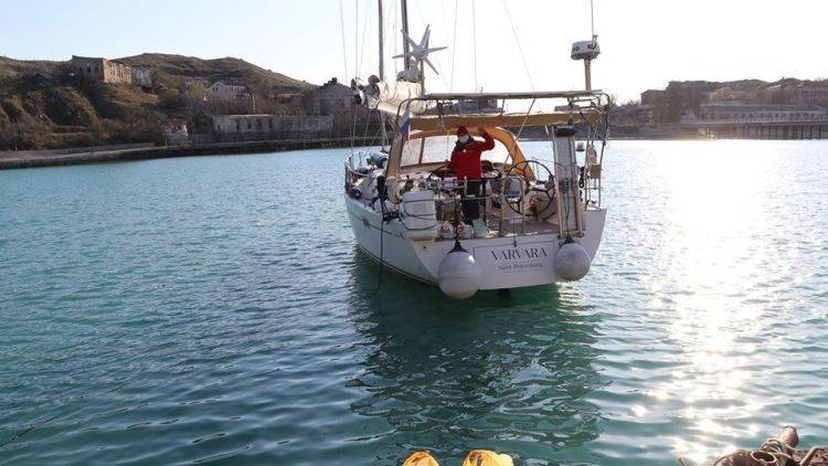 Экипажу Яхты из Греции доставили питание из Феодосии
