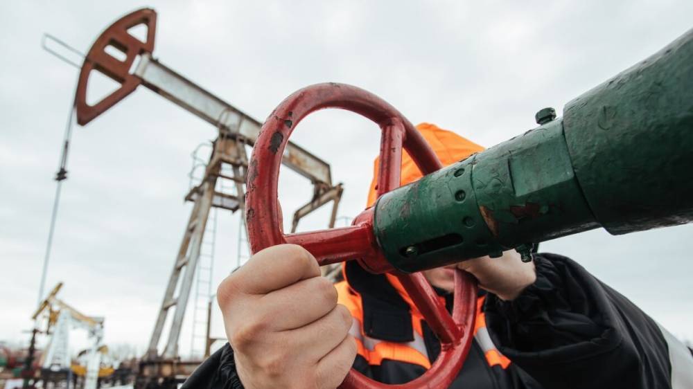 Россия и Саудовская Аравия согласились сократить добычу нефти