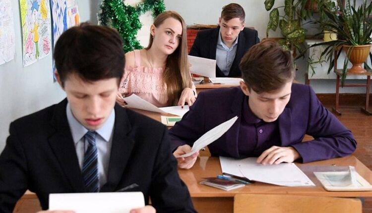 Учебную программу старшеклассников в России не будут переносить на следующий год