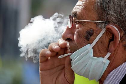 На Украине предупредили об опасности курения при коронавирусе