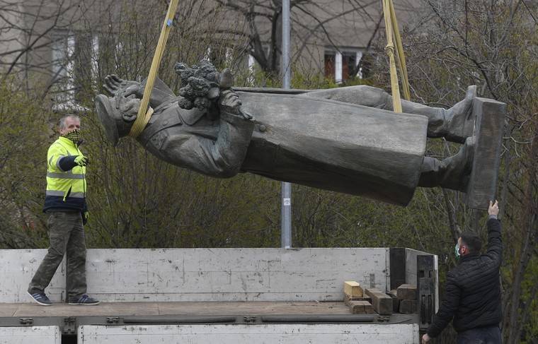В Госдуме назвали трусливым поступоком снос памятника Коневу в Праге