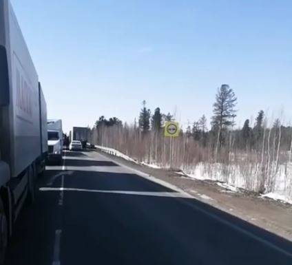 Дальнобойщики в Югре жалуются на километровые пробки из-за досмотра на КПП на COVID-19