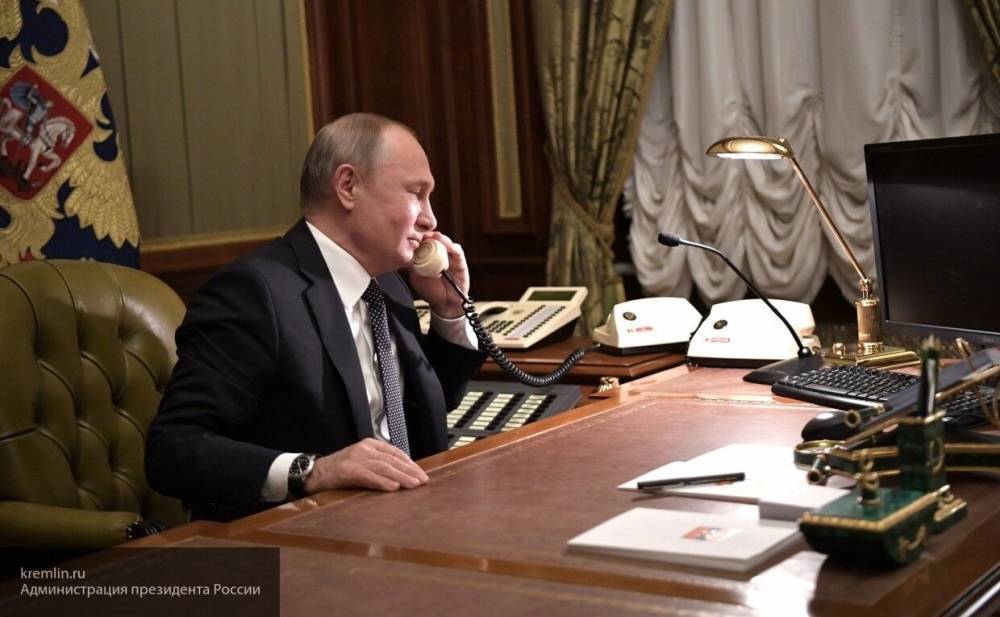 Путин вышел на связь с космонавтами и поздравил их с приближающимся праздником