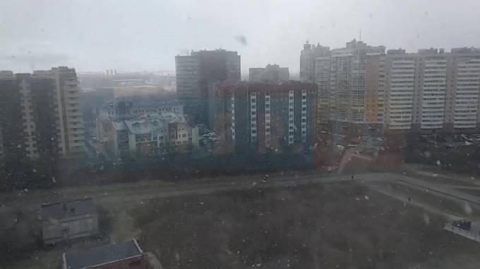 Видео: Петербург по-прежнему заметает снегом в апреле