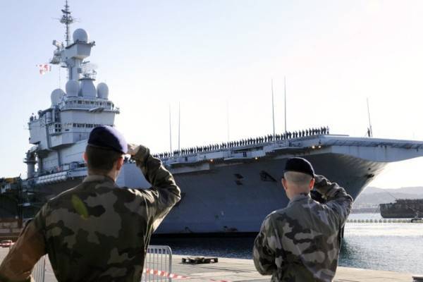 МО Франции обновило данные об инфицированных на авианосце «Шарль де Голль»