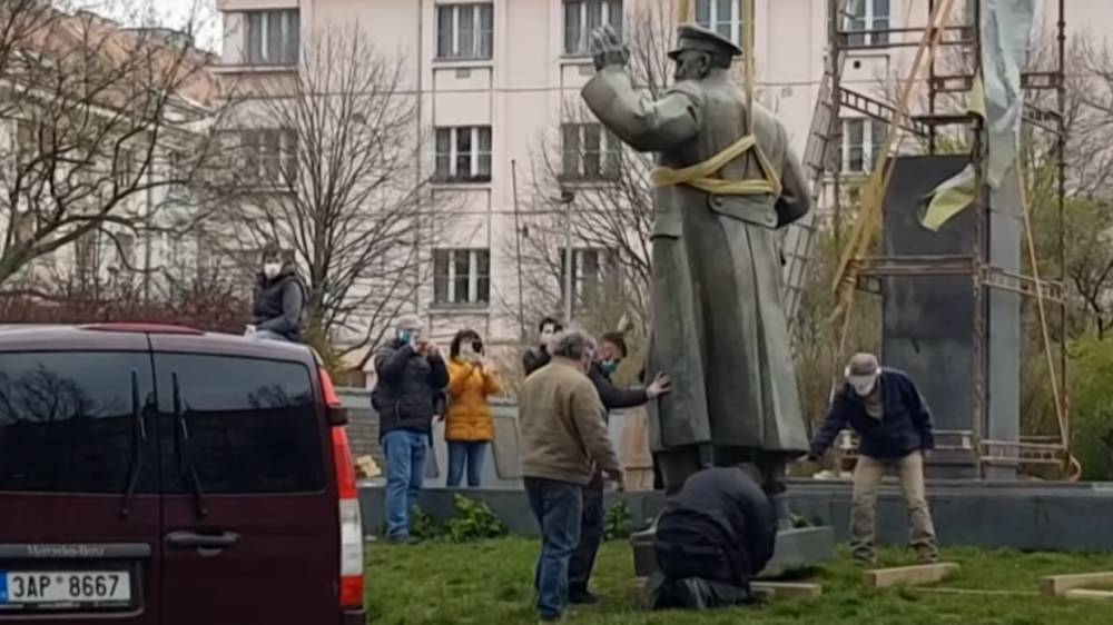 Генерал-майор назвал «трусливыми преступниками» виновников сноса памятник Коневу в Праге