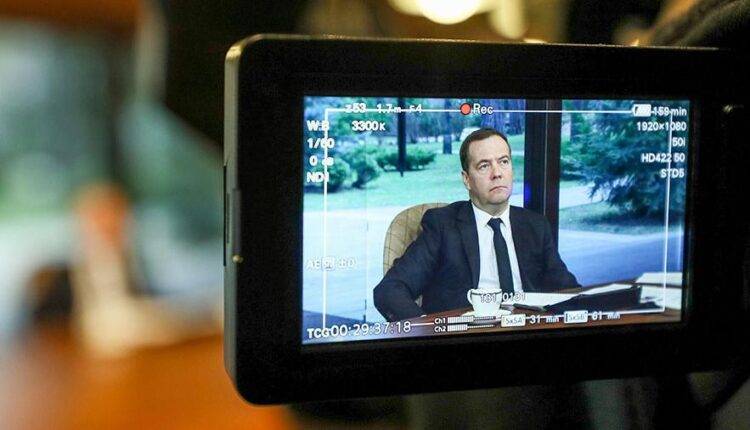 Медведев призвал корректировать законы из-за коронавируса