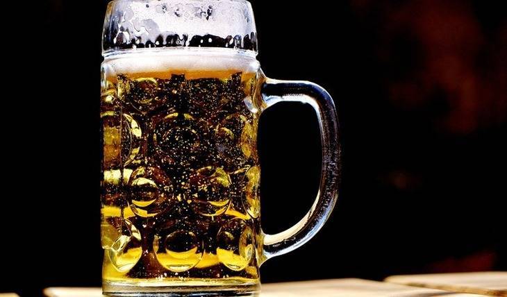 В регионах запрещают торговать разливным пивом