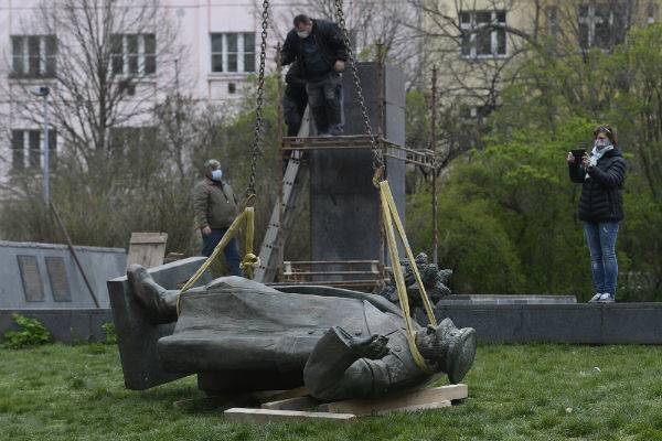 В Кремле заявили о желании восстановить памятник маршалу Коневу