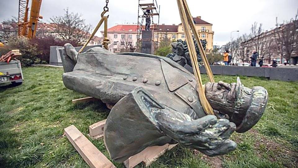 Генсека ООН попросили наказать организаторов сноса памятника Коневу