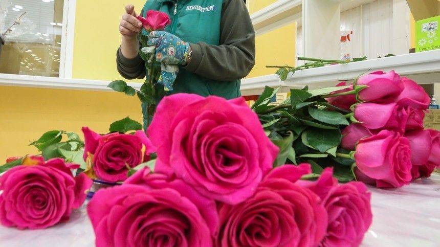 Цветы в благодарность за борьбу с коронавирусом получили врачи Екатеринбурга