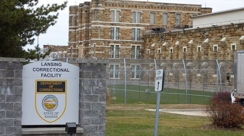 В США заключенные устроили беспорядки и взяли под контроль часть тюрьмы (видео)
