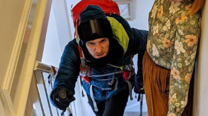 Мужчина в самоизоляции ходил по лестнице своего дома и взобрался на высоту Эвереста